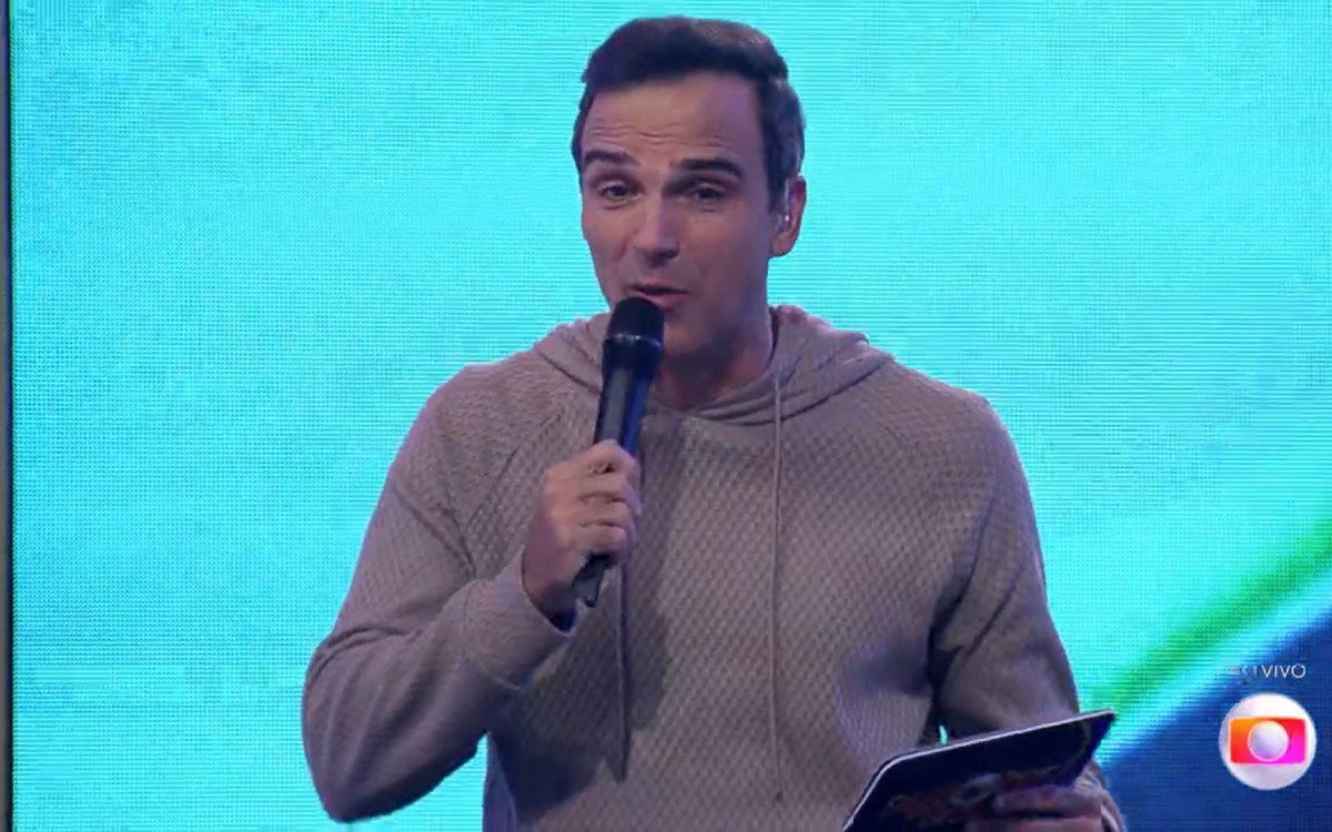 Tadeu Schmidt quebra protocolos e abraça finalistas do 'BBB 22' - Reprodução/Globo