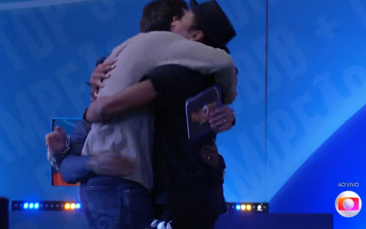 Tadeu Schmidt quebra protocolos e abraça finalistas do 'BBB 22' - Reprodução/Globo