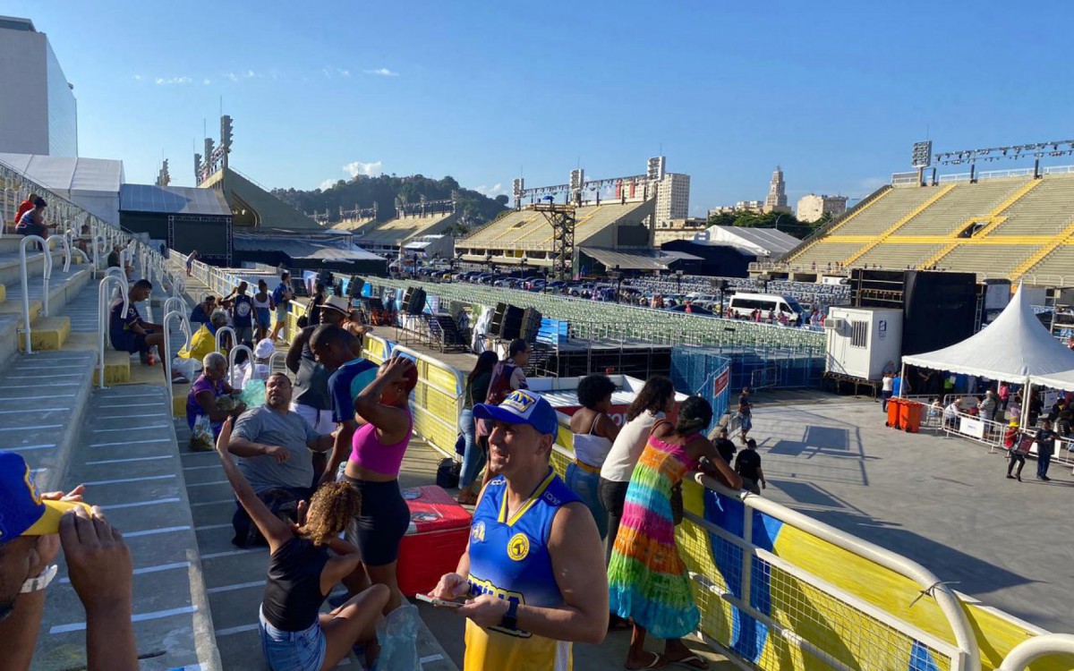 Torcedores da Unidos da Tijuca marcam presen&ccedil;a na Marqu&ecirc;s de Sapuca&iacute;