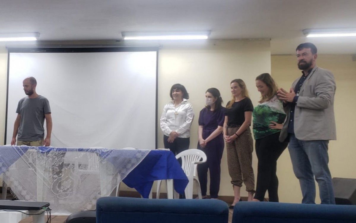 O diretor-geral do Degase, Victor Poubel (&agrave; direita de blazer cinza) esteve presente para prestigiar a formatura e ressaltou que esta a&ccedil;&atilde;o &eacute; mais uma ferramenta de reinser&ccedil;&atilde;o social, autonomia e gera&ccedil;&atilde;o de renda