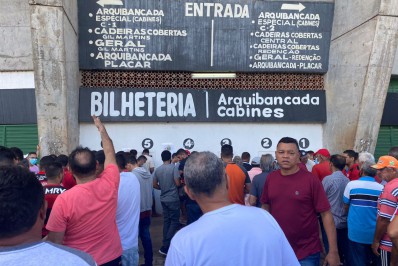 Torcedores fazem fila quilométrica para adquirir ingressos de jogo entre Altos x Flamengo
