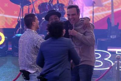'BBB 22': Tadeu Schmidt surpreende finalistas com abraço: 'Protocolo coisa nenhuma'