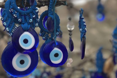 Xô inveja: seis amuletos para proteção no trabalho