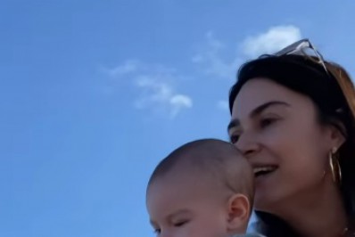 Que fofura! Thaila Ayala mostra primeira ida do filho à praia