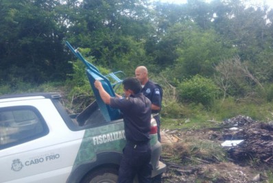 Fiscalização retira construção irregular do Parque do Mico-leão-dourado, no segundo distrito de Cabo Frio