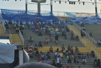 Torcedores da Beija-Flor soltam fogos após escola conseguir cinco notas 10 em Fantasia e Harmonia