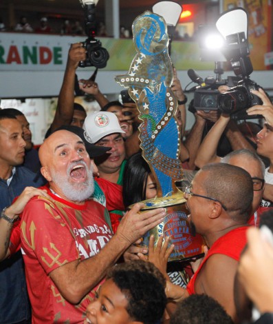 Troféu do título chega à quadra da agremiação em Caxias numa explosão de alegria

