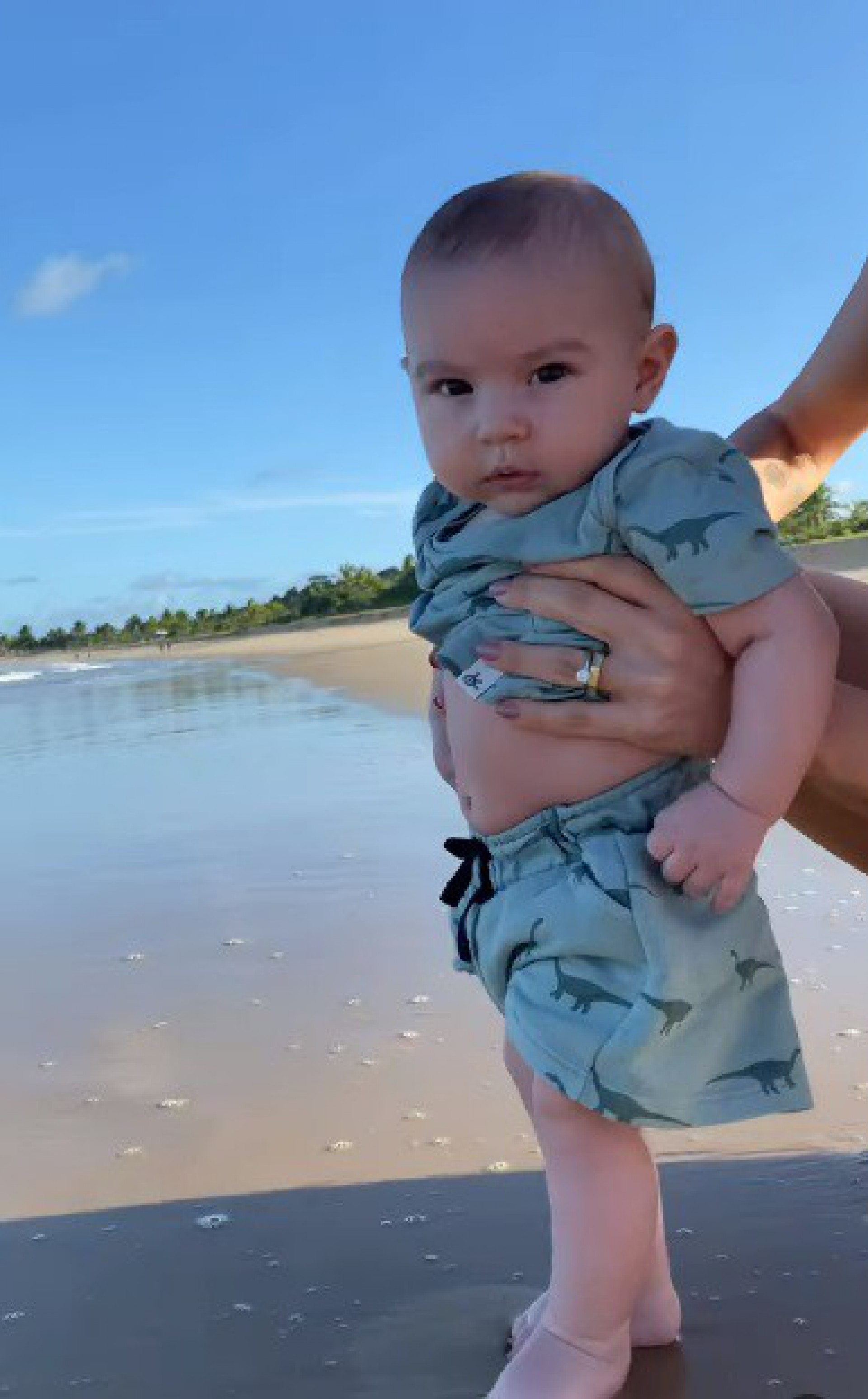 Thaila Ayala mostra o filho Francisco na praia - reprodução do instagram