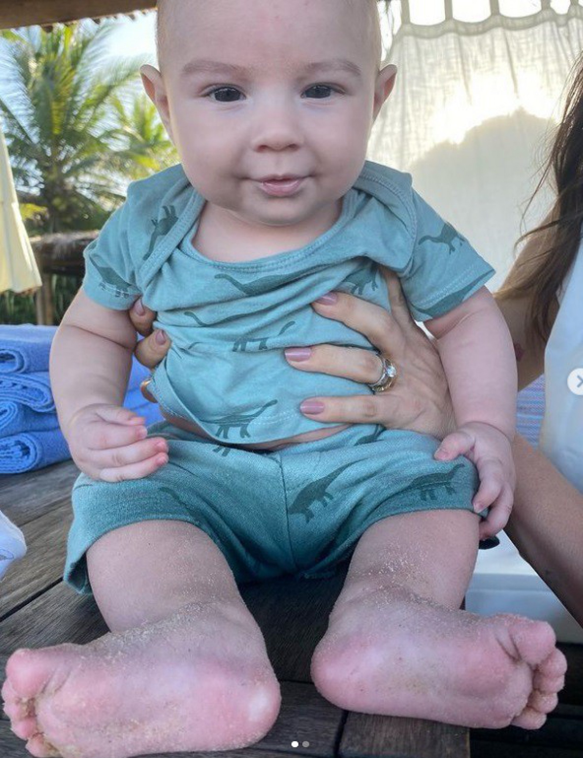 Thaila Ayala mostra o filho Francisco na praia - reprodução do instagram