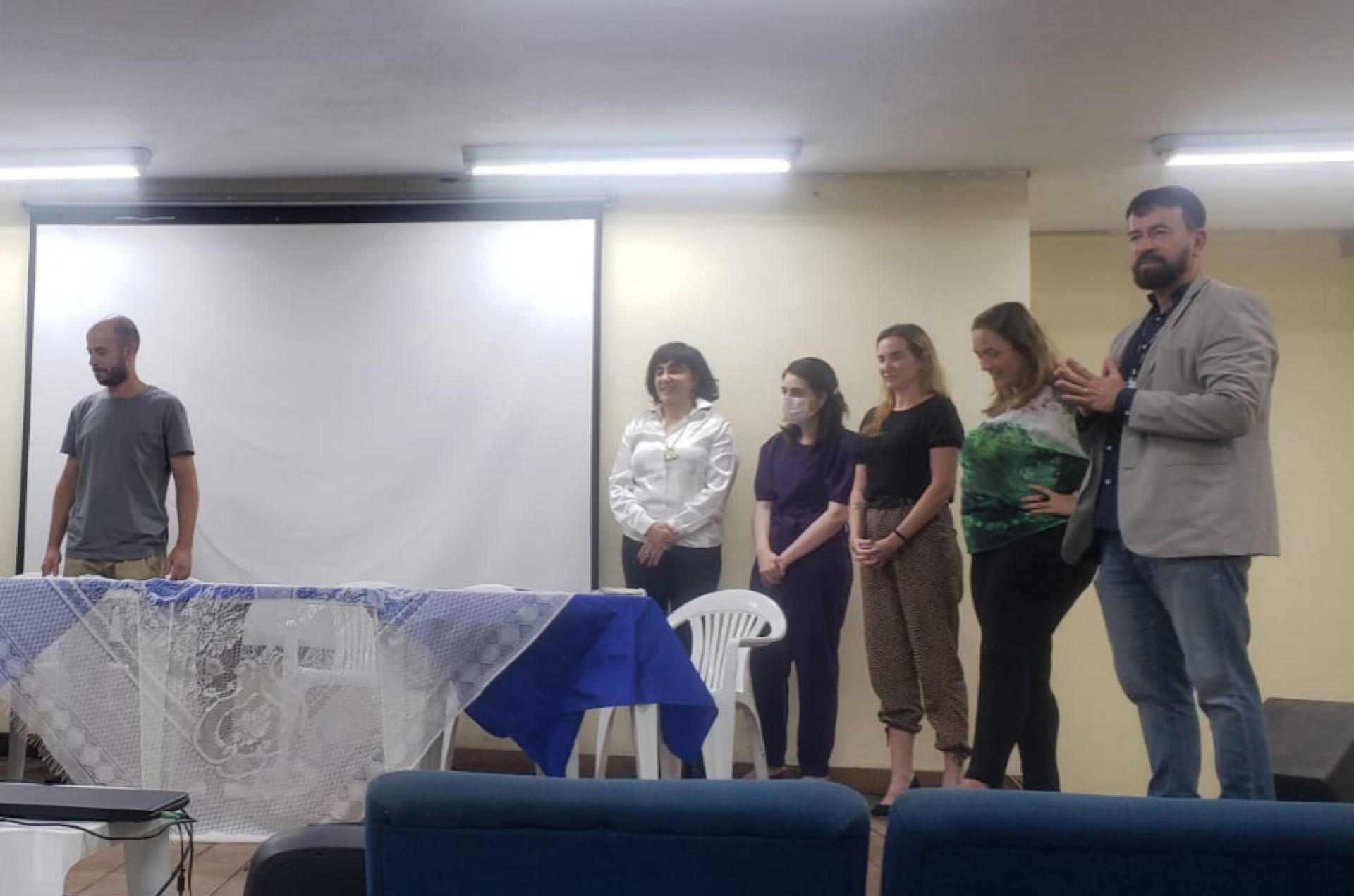 O diretor-geral do Degase, Victor Poubel (&agrave; direita de blazer cinza) esteve presente para prestigiar a formatura e ressaltou que esta a&ccedil;&atilde;o &eacute; mais uma ferramenta de reinser&ccedil;&atilde;o social, autonomia e gera&ccedil;&atilde;o de renda - Divulga&ccedil;&atilde;o