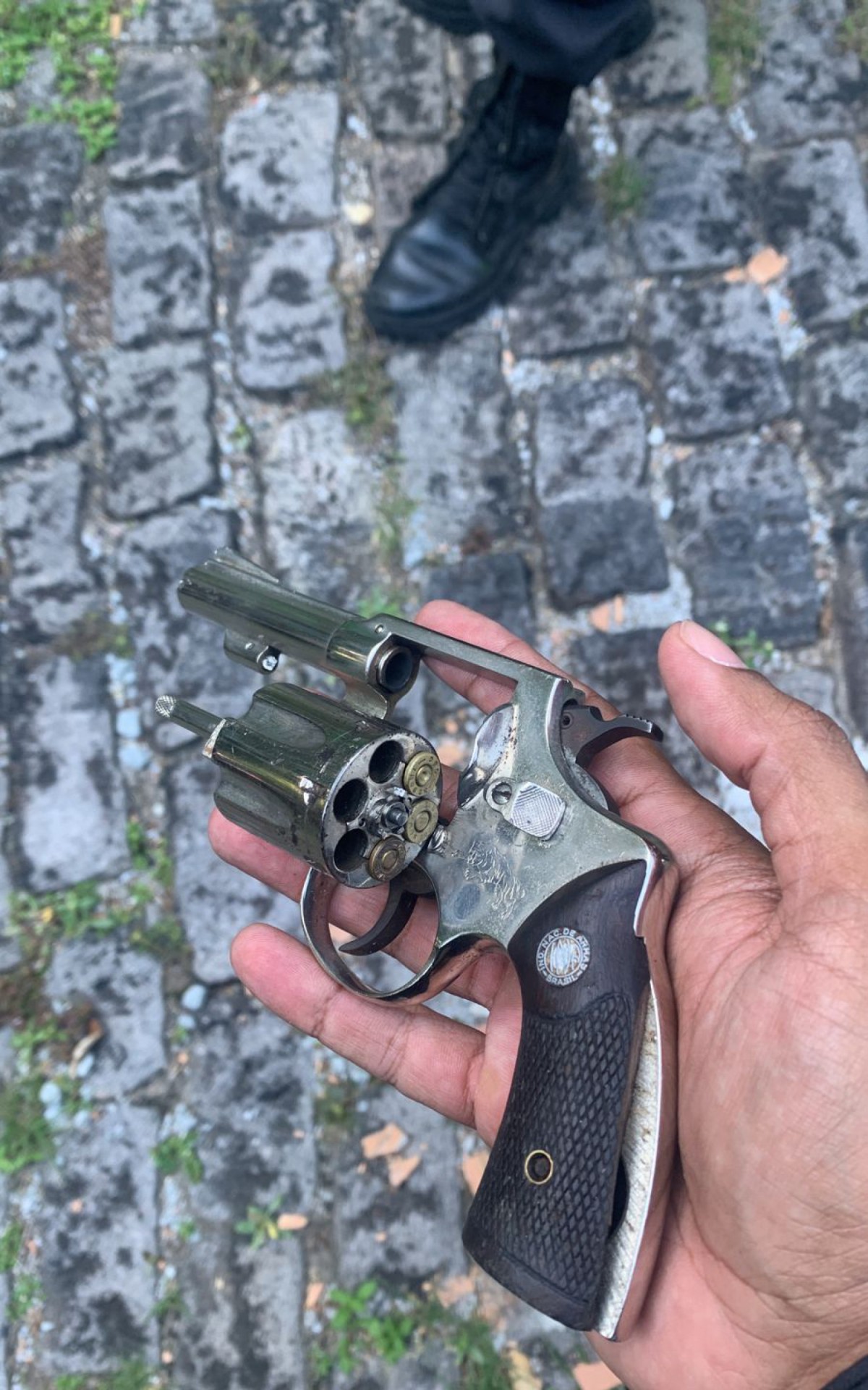 Bandidos abandonaram carro e arma, fugindo a p&eacute;
