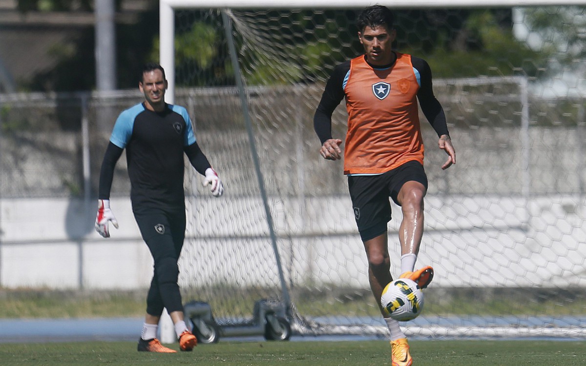 Victor Cuesta no treino do Botafogo
