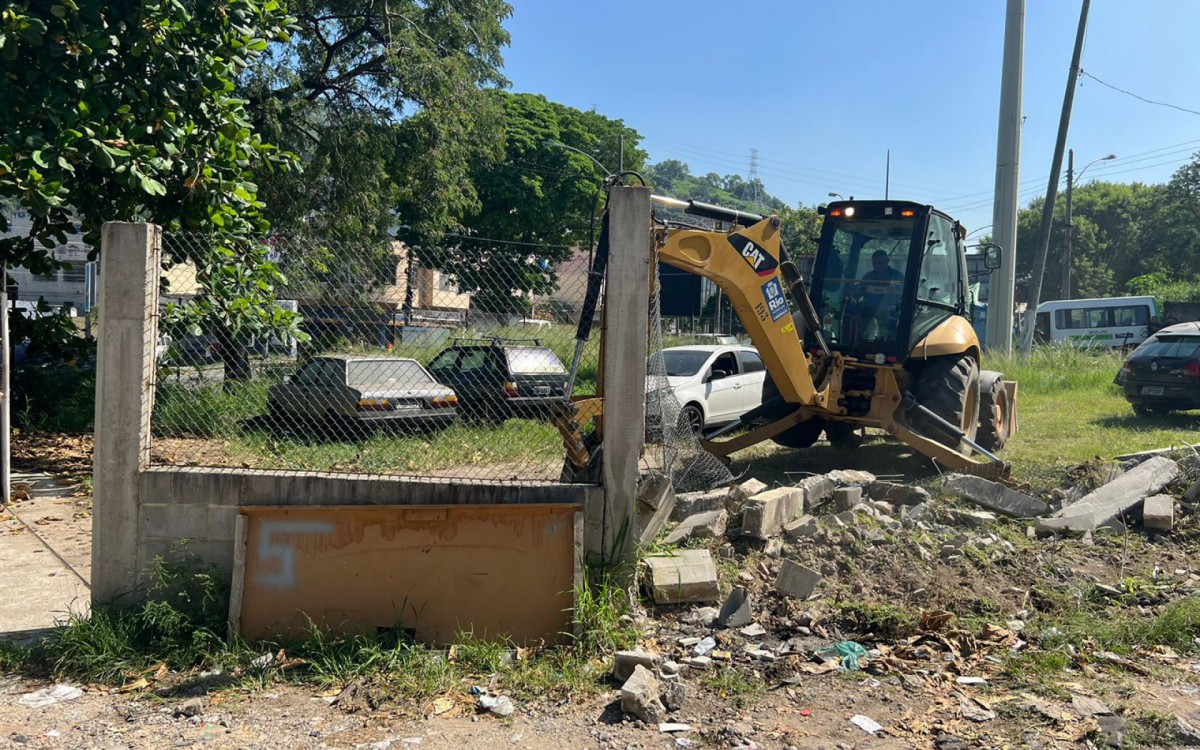 Grades e muros irregulares foram demolidos em Inha&uacute;ma