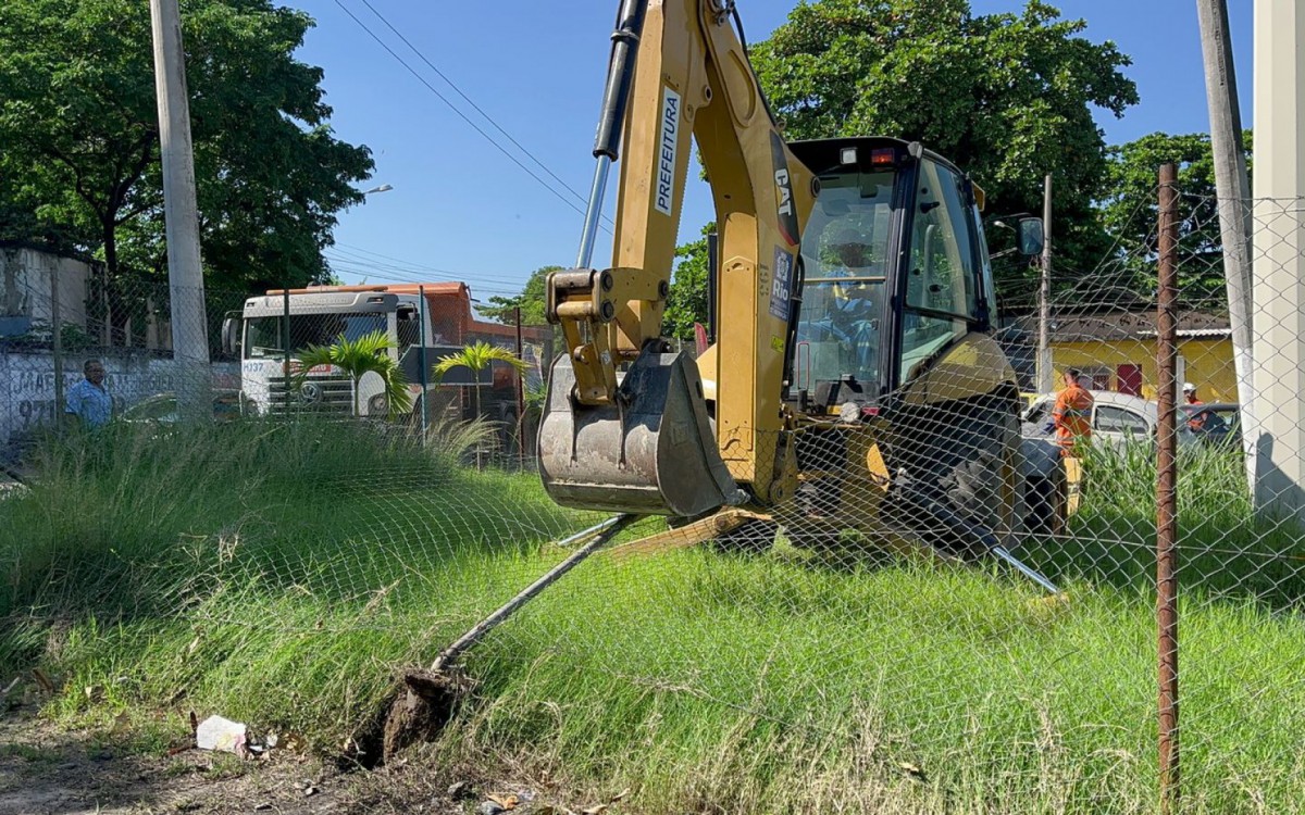 Grades e muros irregulares foram demolidos em Inha&uacute;ma