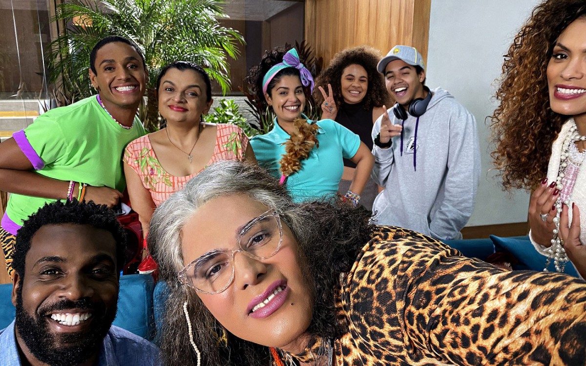 Rodrigo Sant'Anna posa com o elenco de 'A Sogra Que Te Pariu', que acaba de ser renovada para uma 2ª temporada - Divulgação