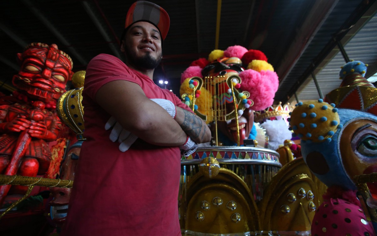 Nerildo Jaca&uacute;na ao lado do seu carro aleg&oacute;rico, no barrac&atilde;o da Grande Rio, na Cidade do Samba,  - Cleber Mendes/Ag&ecirc;ncia O Dia