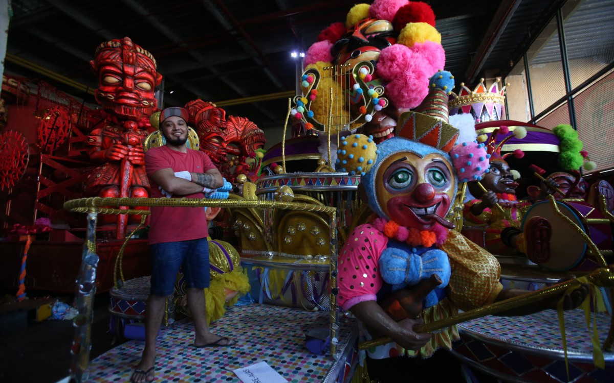 Nerildo Jaca&uacute;na ao lado do seu carro aleg&oacute;rico, no barrac&atilde;o da Grande Rio, na Cidade do Samba,  - Cleber Mendes/Ag&ecirc;ncia O Dia
