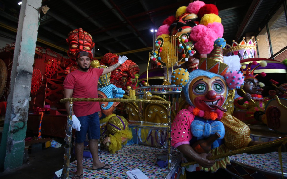 Nerildo Jaca&uacute;na ao lado do seu carro aleg&oacute;rico, no barrac&atilde;o da Grande Rio, na Cidade do Samba,  - Cleber Mendes/Ag&ecirc;ncia O Dia