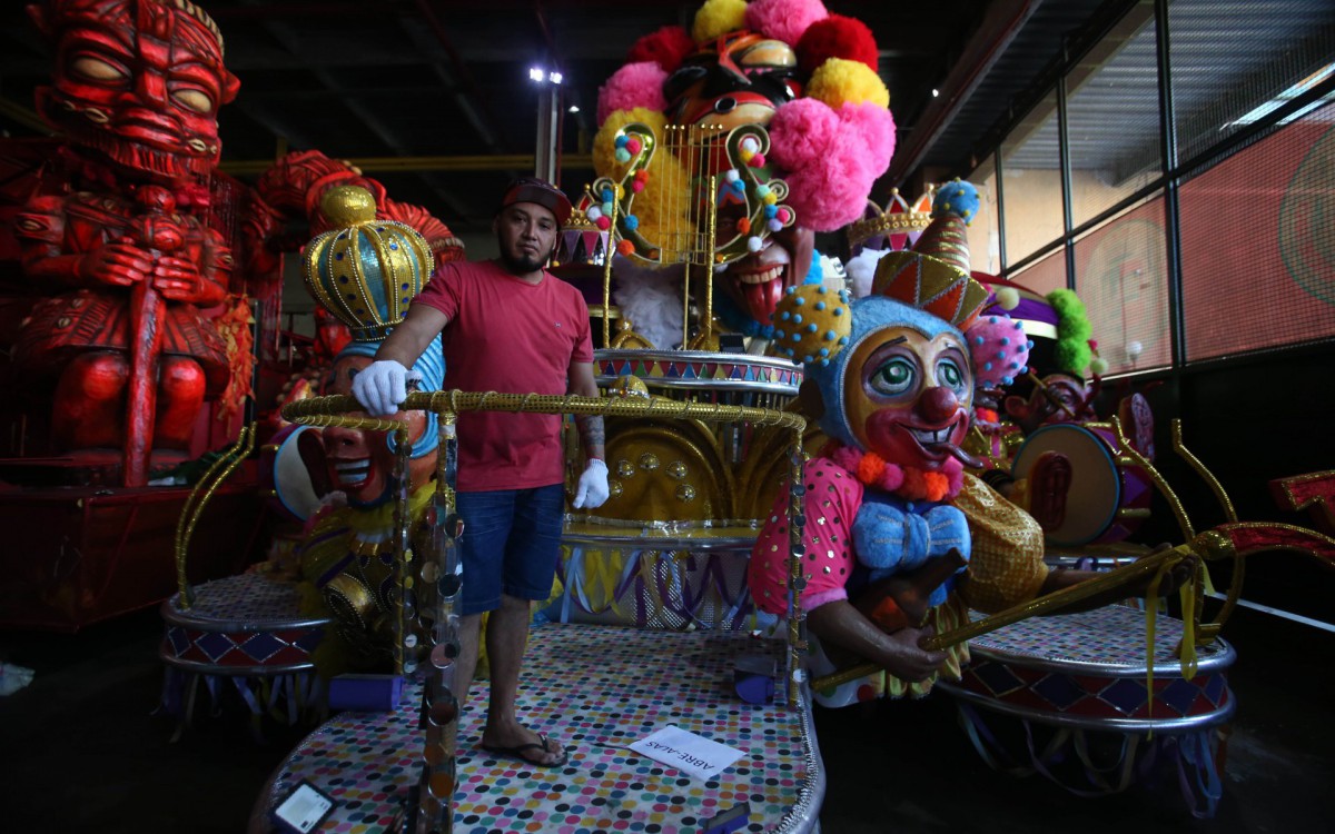 Grande Rio faz ajuste nos carros que voltam para a Avenida no Desfile das Campe&atilde;s. Nerildo Jacauna veio de Parintins para fazer o carro dos bate-bolas da Grande Rio - Cleber Mendes/Ag&ecirc;ncia O Dia