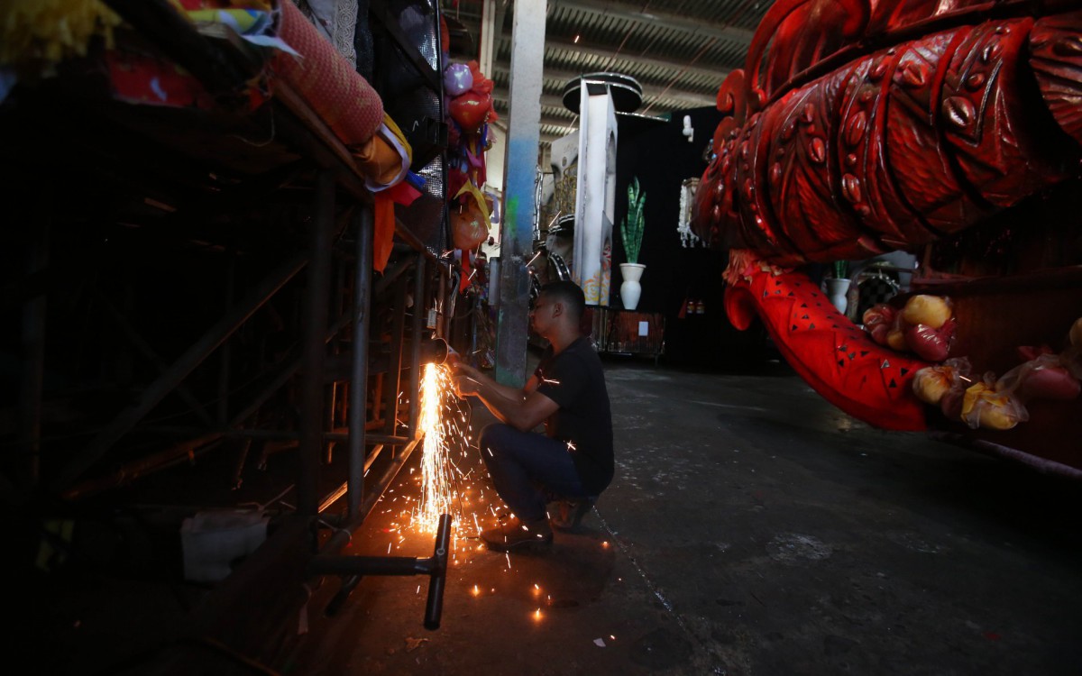 Grande Rio faz ajuste nos carros que voltam para a Avenida no Desfile das Campe&atilde;s. Na foto, Pedro Vitor, soldador dos carros da Grande Rio. Foto: Cleber Mendes/Ag&ecirc;ncia O Dia       - Cleber Mendes/Ag&ecirc;ncia O Dia