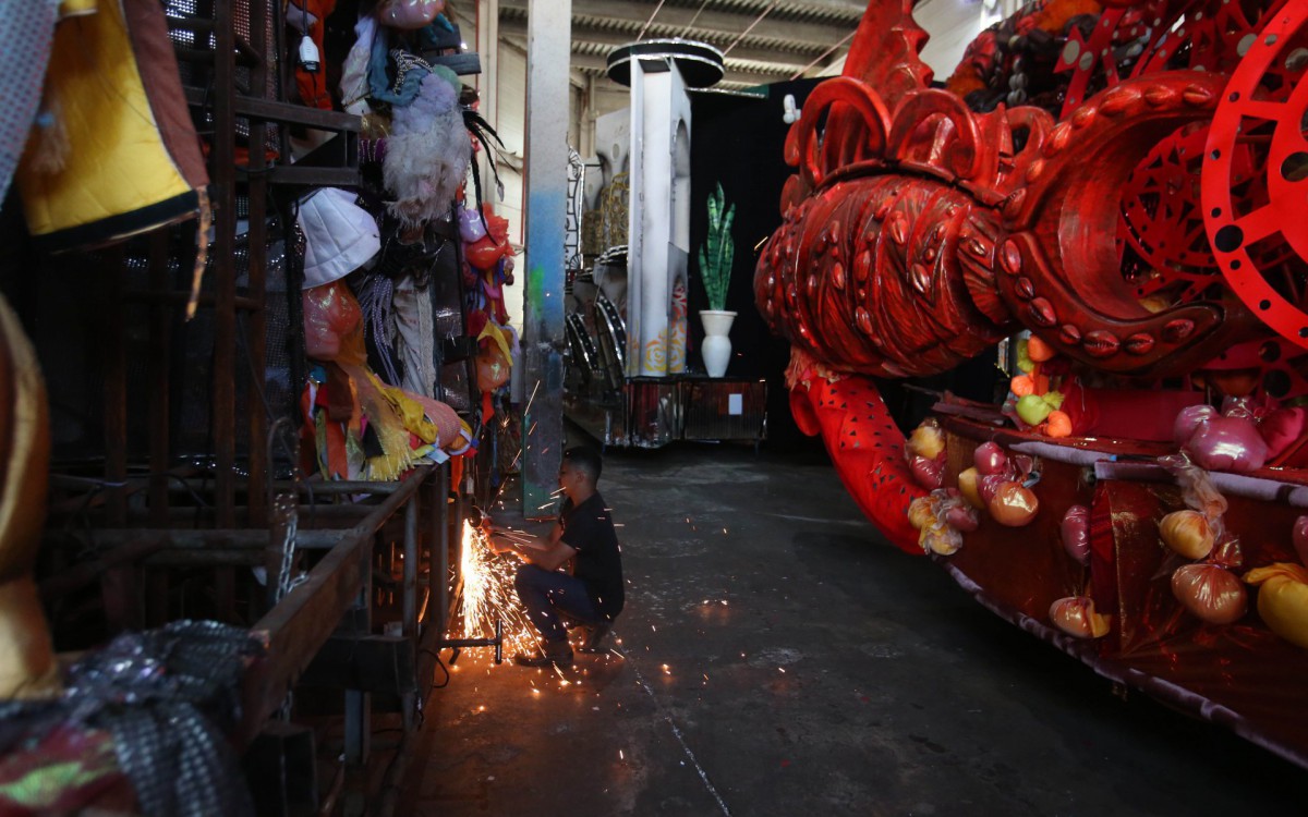 Rio,27/04/2022-GAMBOA, Cidade do Samba,barracao da grande Rio, ajuste nos carros que voltam pra avenida no desfile das campeas. Na foto, Pedro Vitor, soldador dos carros da  Grande Rio.Foto: Cleber Mendes/Agência O Dia       - Cleber Mendes/Agência O Dia