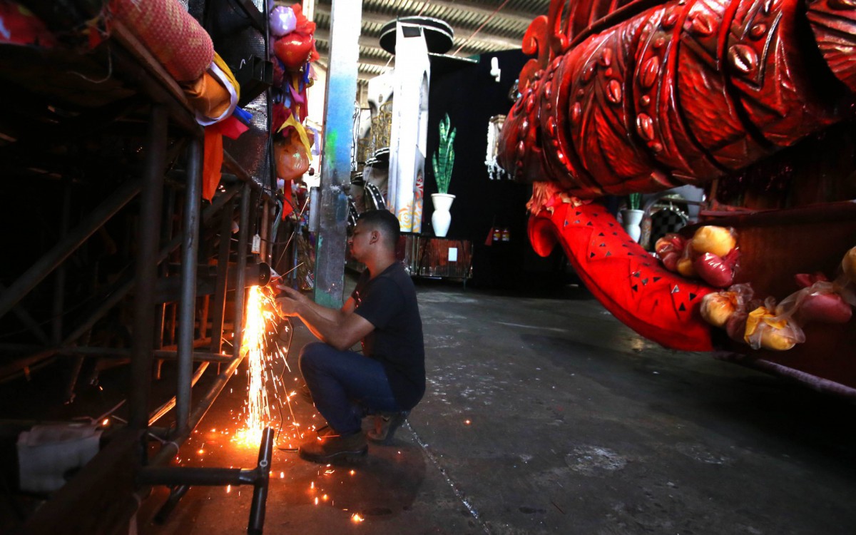 Rio,27/04/2022-GAMBOA, Cidade do Samba,barracao da grande Rio, ajuste nos carros que voltam pra avenida no desfile das campeas. Na foto, Pedro Vitor, soldador dos carros da  Grande Rio.Foto: Cleber Mendes/Agência O Dia        - Cleber Mendes/Agência O Dia