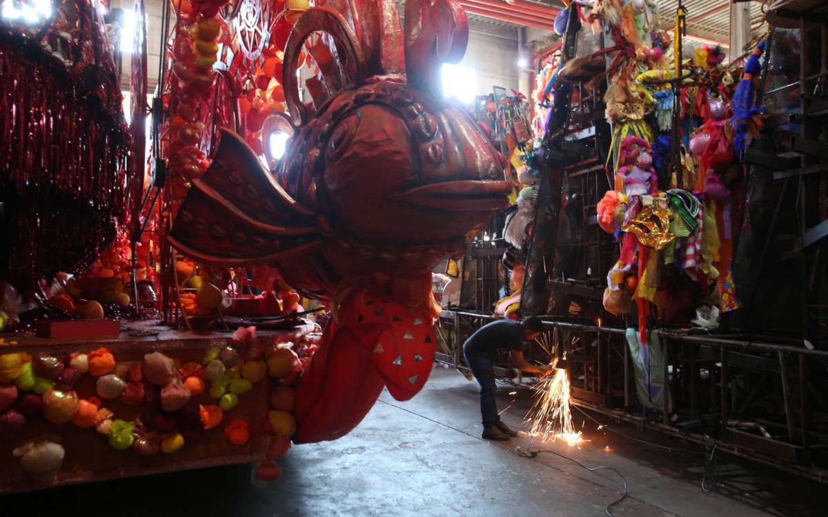 Grande Rio faz ajuste nos carros que voltam para a Avenida no Desfile das Campe&atilde;s. Na foto, Pedro Vitor, soldador dos carros da Grande Rio. Foto: Cleber Mendes/Ag&ecirc;ncia O Dia       - Cleber Mendes/Ag&ecirc;ncia O Dia