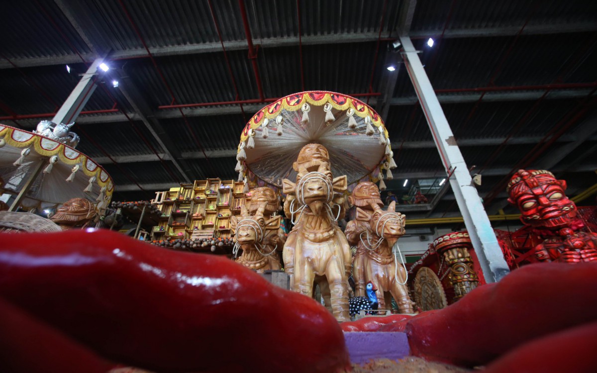 Grande Rio faz ajuste nos carros que voltam para a Avenida no Desfile das Campe&atilde;s. - Cleber Mendes/Ag&ecirc;ncia O Dia