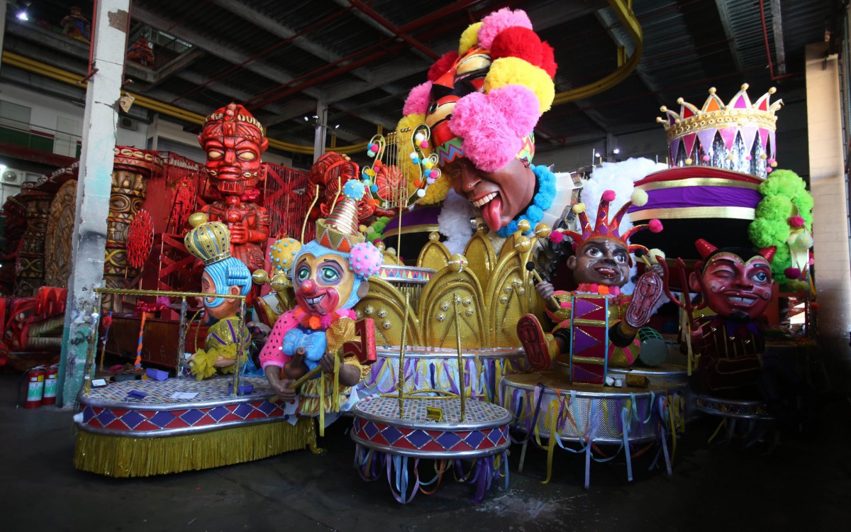 Grande Rio faz ajuste nos carros que voltam para a Avenida no Desfile das Campe&atilde;s. - Cleber Mendes/Ag&ecirc;ncia O Dia