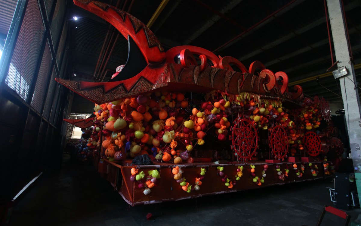 Grande Rio faz ajuste nos carros que voltam para a Avenida no Desfile das Campe&atilde;s - Cleber Mendes/Ag&ecirc;ncia O Dia