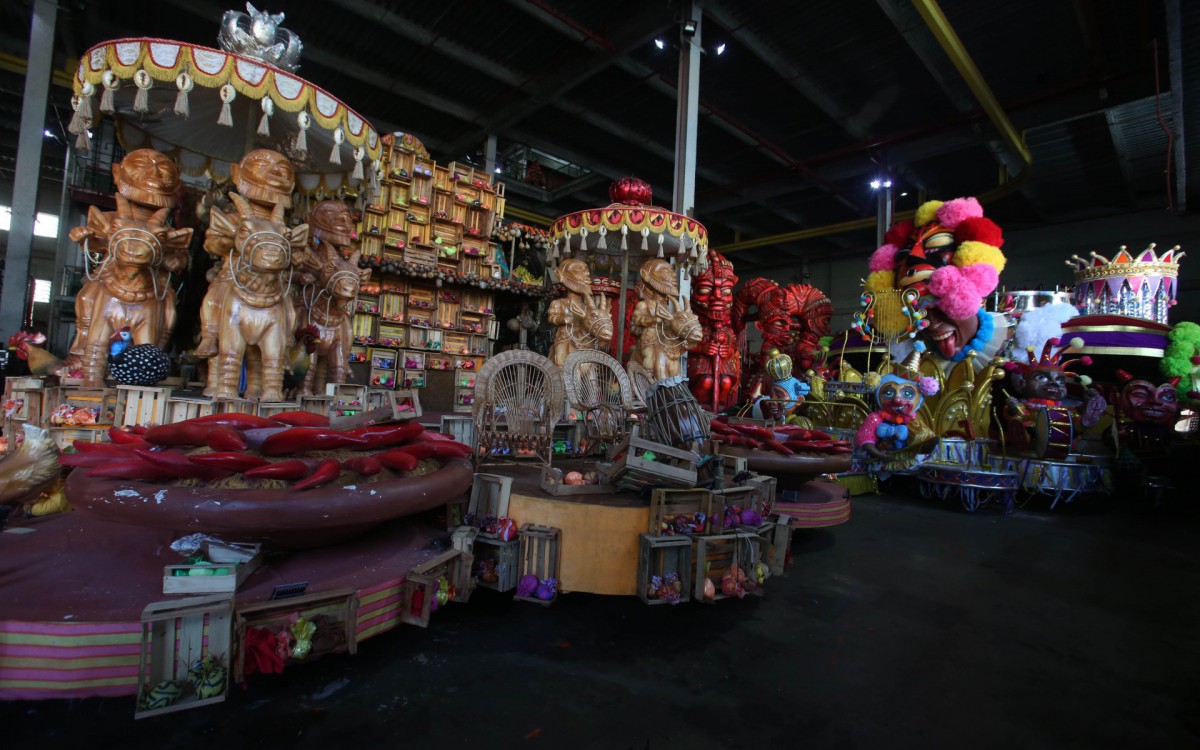 Grande Rio faz ajuste nos carros que voltam para a Avenida no Desfile das Campe&atilde;s - Cleber Mendes/Ag&ecirc;ncia O Dia