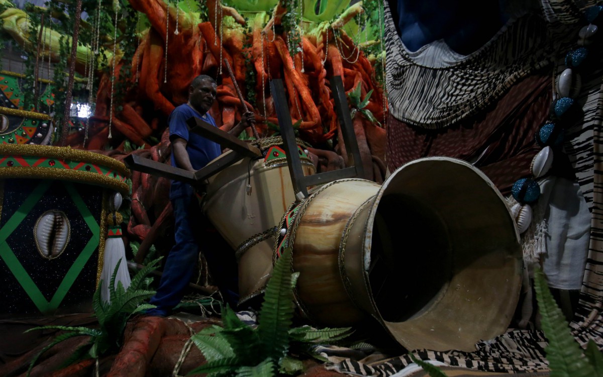 Vila Isabel faz ajuste nos carros que voltam para Avenida no Desfile das Campeas. Na foto, Alexandre Viera Lima, montador Foto: Cleber Mendes/Ag&ecirc;ncia O Dia       - Cleber Mendes/Ag&ecirc;ncia O Dia