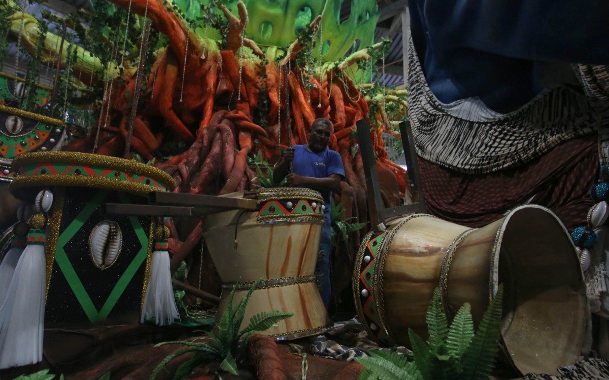 Vila Isabel faz ajuste nos carros que voltam para Avenida no Desfile das Campeas. Na foto, Alexandre Viera Lima, montador Foto: Cleber Mendes/Ag&ecirc;ncia O Dia       - Cleber Mendes/Ag&ecirc;ncia O Dia