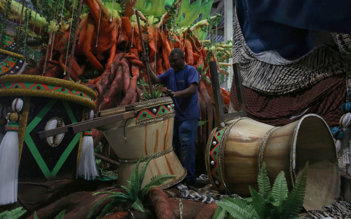 Vila Isabel faz ajuste nos carros que voltam para Avenida no Desfile das Campeas. Na foto, Alexandre Viera Lima, montador Foto: Cleber Mendes/Ag&ecirc;ncia O Dia       - Cleber Mendes/Ag&ecirc;ncia O Dia