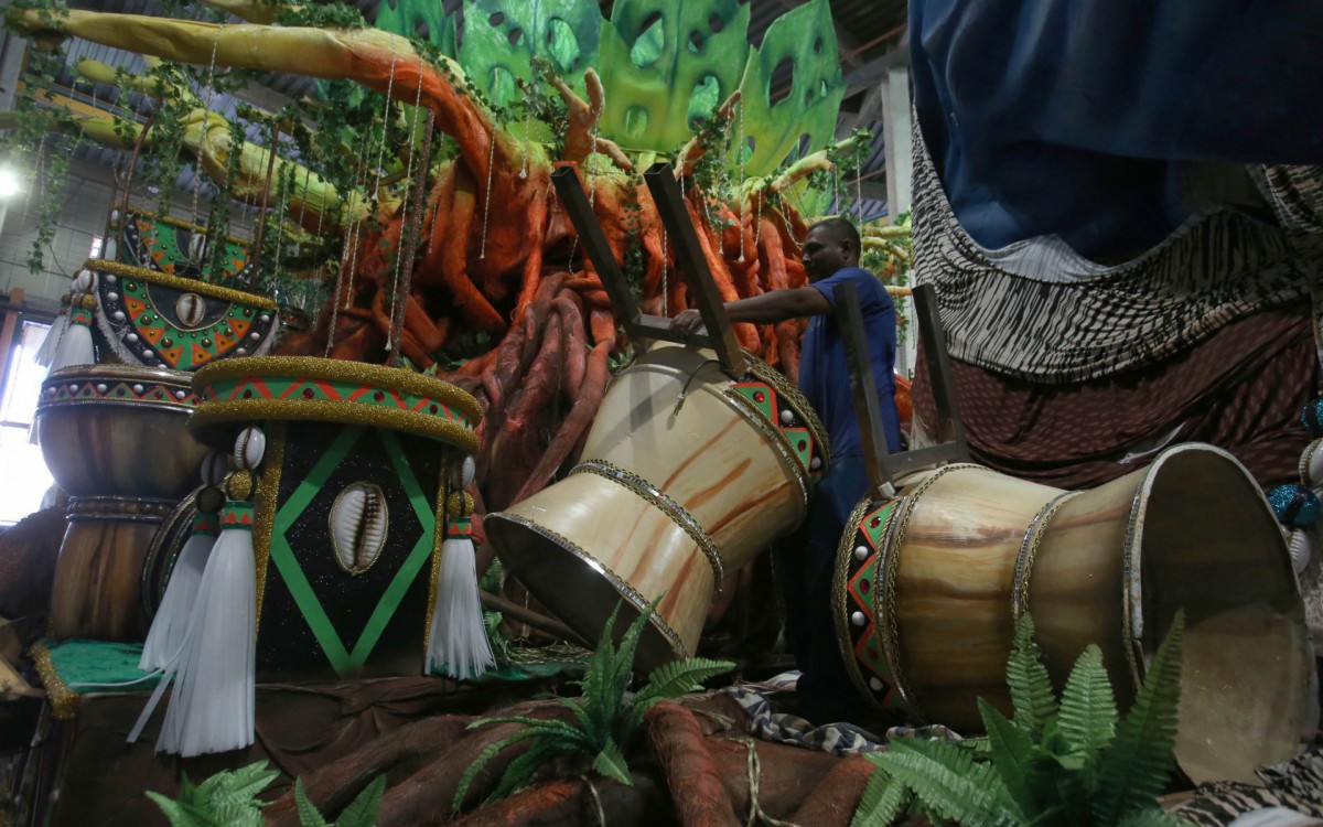 Vila Isabel faz ajuste nos carros que voltam para Avenida no Desfile das Campeas. Na foto, Alexandre Viera Lima, montador Foto: Cleber Mendes/Ag&ecirc;ncia O Dia       - Cleber Mendes/Ag&ecirc;ncia O Dia