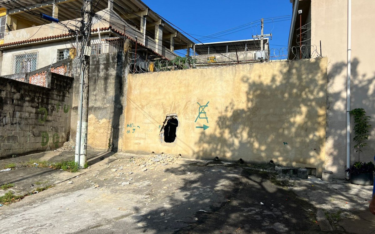Muro com cerca de 3 metros foi demolido em Tomás Coelho - Divulgação