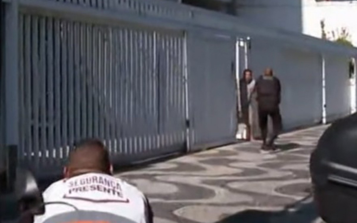 Bandidos se esconderam em resid&ecirc;ncias para fugir dos policiais