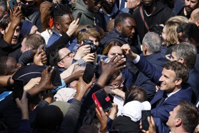 População lança tomates em Macron durante visita a mercado