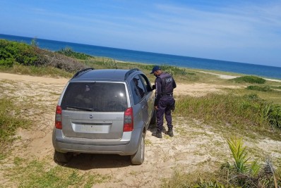 Carro roubado é recuperado em praia de Saquarema