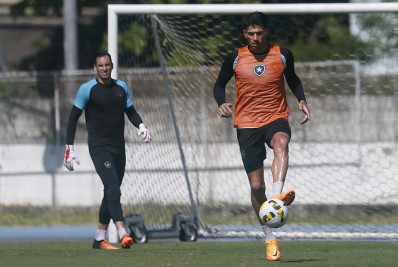 Com lesão de zagueiro, Luís Castro pode optar por Victor Cuesta no Botafogo pelo Brasileirão