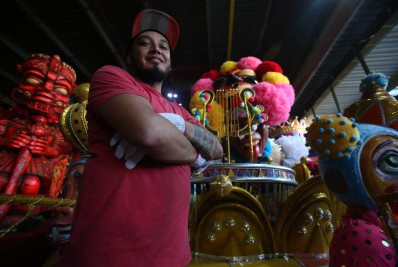 Artista responsável por quarto carro da Grande Rio fala sobre superação na conquista do título do carnaval