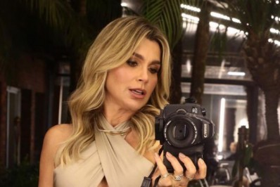 Flavia Alessandra usa look revelador e esbanja boa forma