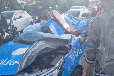 Vídeo: PM morre após viatura bater em caminhão