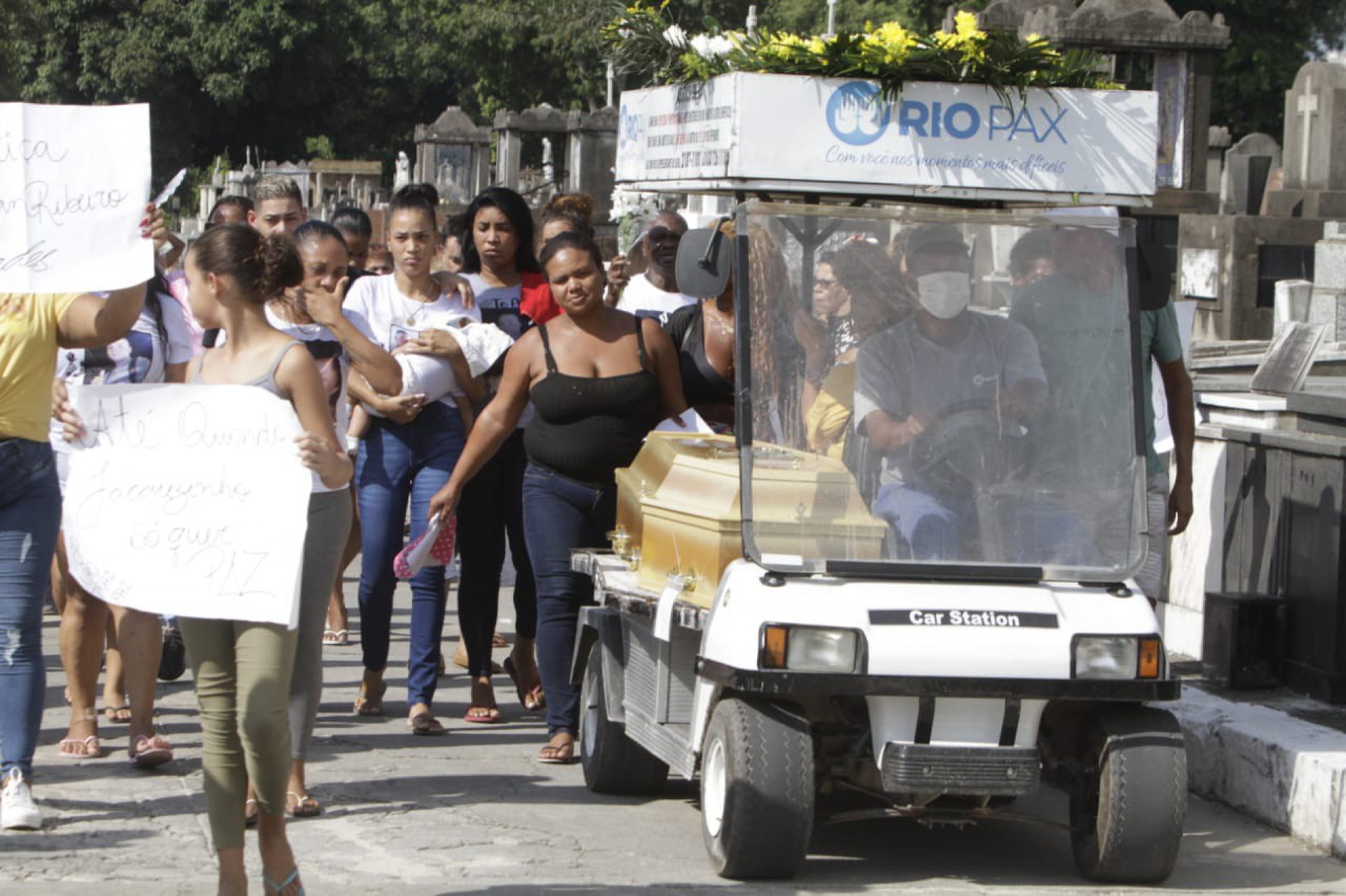 O corpo de  Jhonatan Ribeiro de Almeida, de 18 anos, foi enterrado no início da tarde desta quarta-feira (27) no Cemitério de Inhaúma, na Zona Norte - Marcos Porto/Agência O Dia