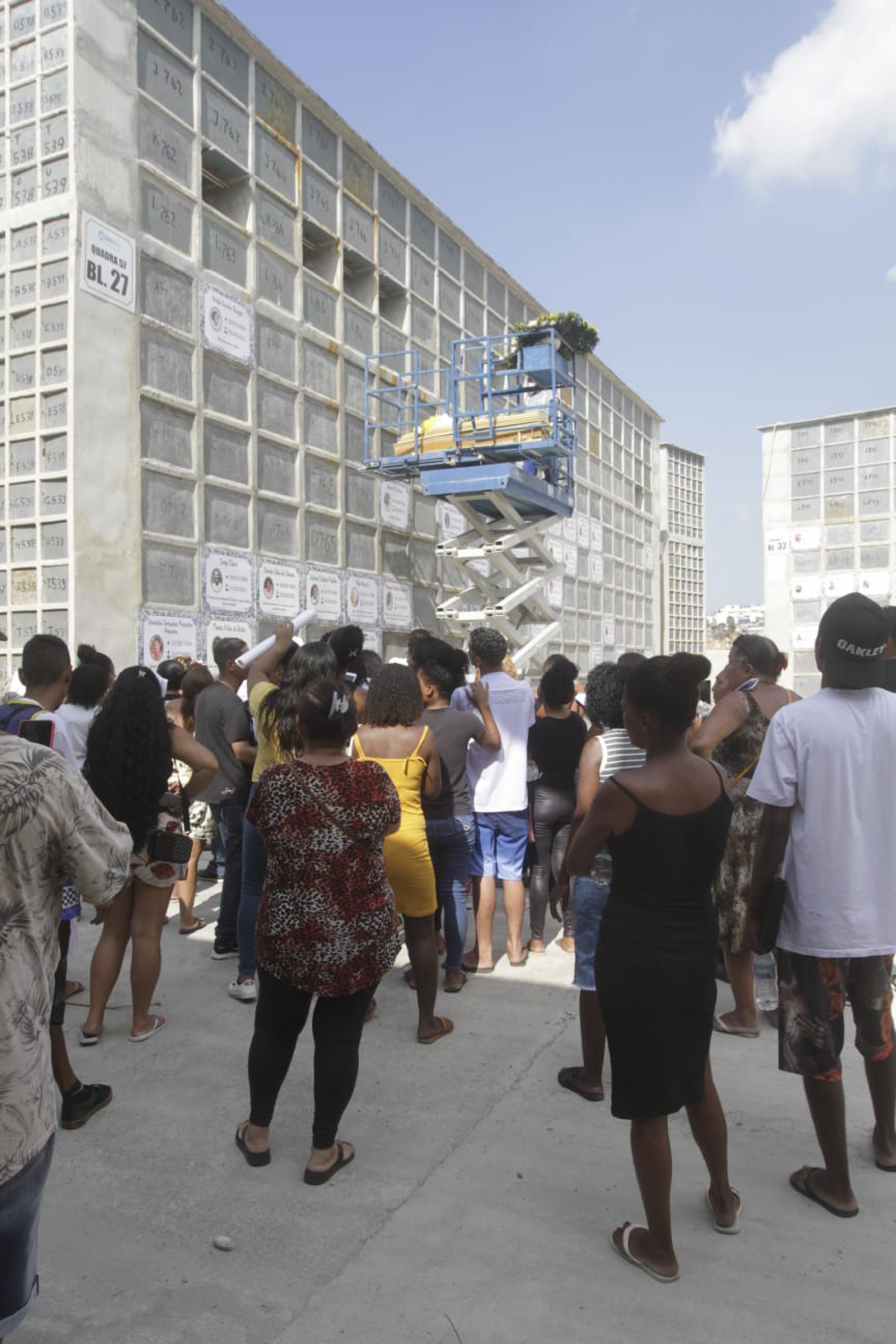 O corpo de  Jhonatan Ribeiro de Almeida, de 18 anos, foi enterrado no início da tarde desta quarta-feira (27) no Cemitério de Inhaúma, na Zona Norte - Marcos Porto/Agência O Dia