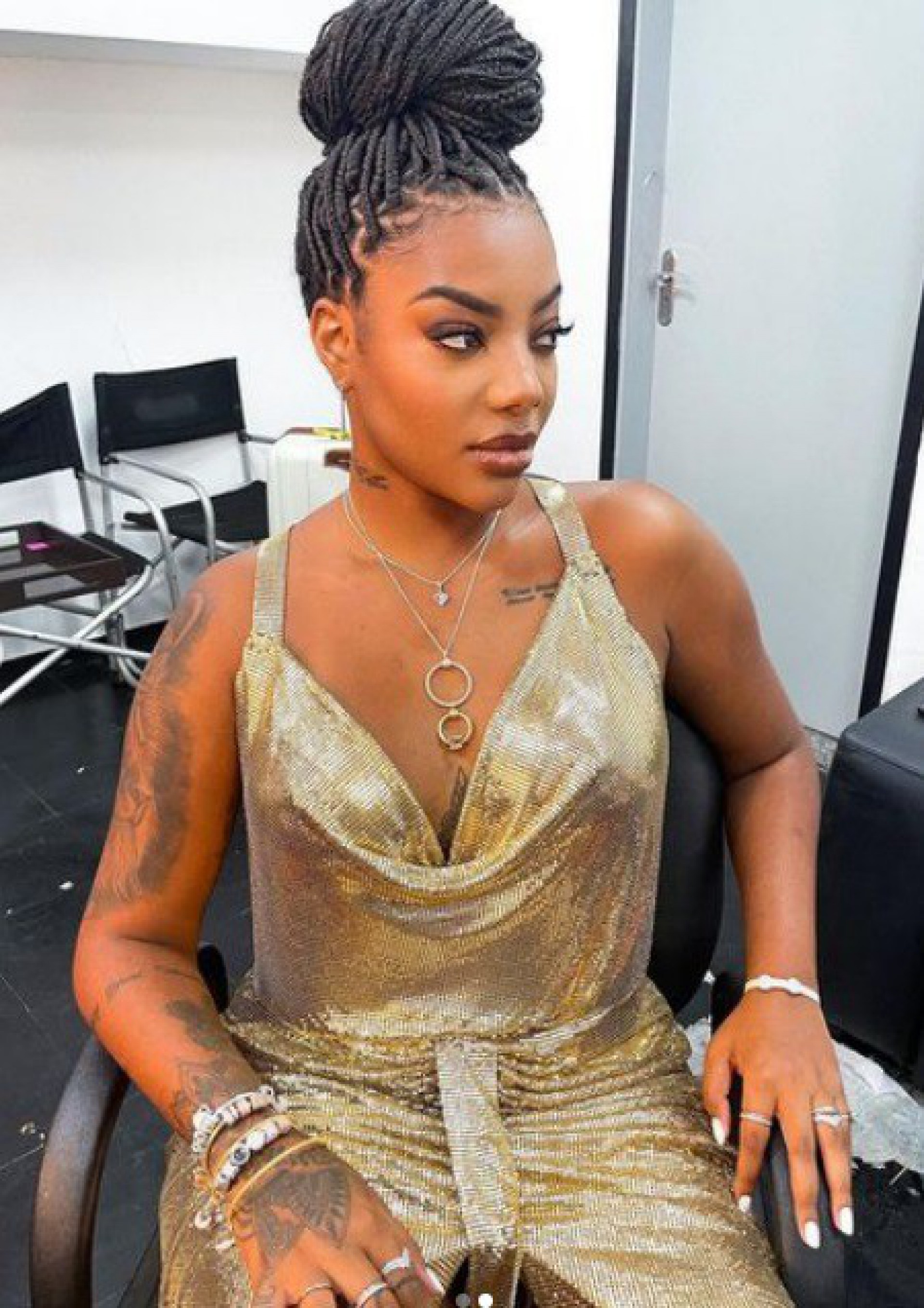 Ludmilla arrasa com um vestido dourado - reprodução do instagram