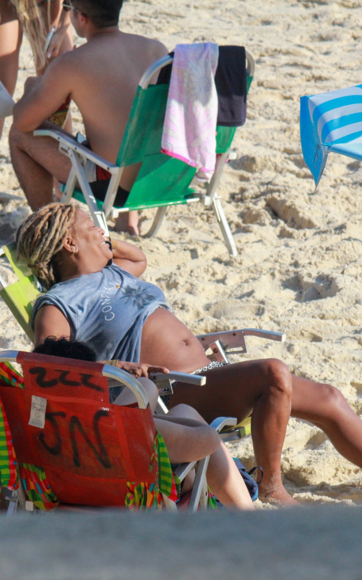 Mart&acute;n&aacute;lia curte dia de praia acompanhada pela namorada, Nanda Lima