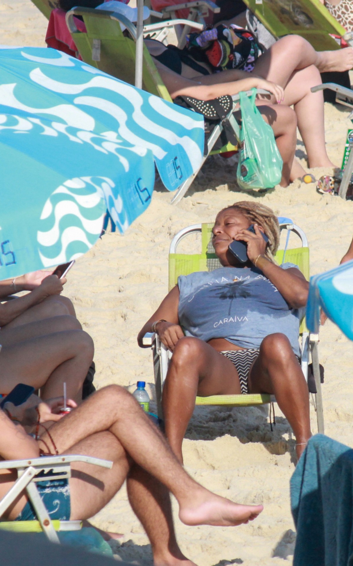 Mart&acute;n&aacute;lia curte dia de praia acompanhada pela namorada, Nanda Lima