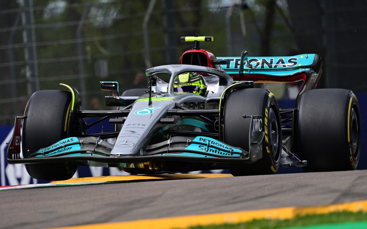 Lewis Hamilton sofre com o desempenho da Mercedes em 2022