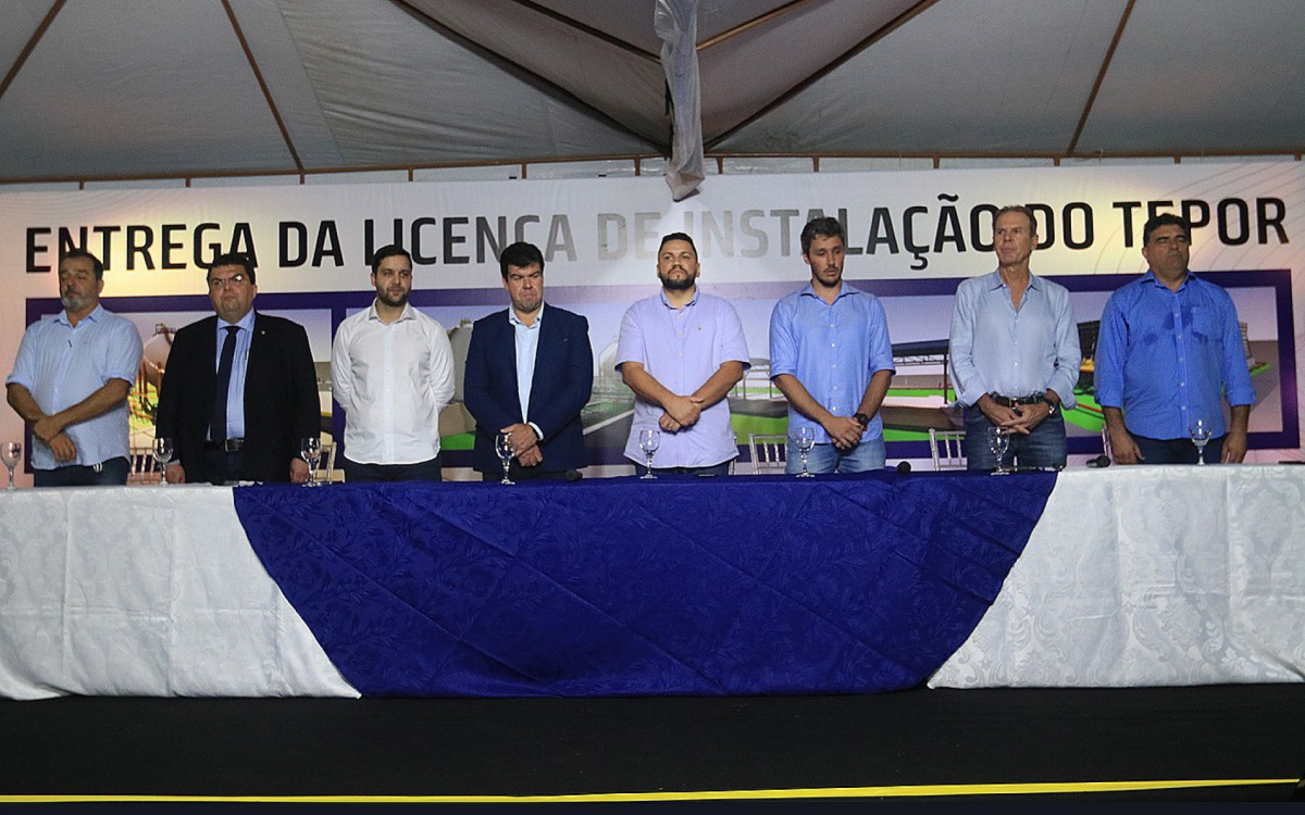O evento, que marca a etapa final do processo de licenciamento da chamada "planta de g&aacute;s", foi

realizado no p&aacute;tio do Condom&iacute;nio Residencial Reserva Cabi&uacute;nas, e reuniu o prefeito Welberth Rezende, o diretor do Grupo Vale Azul respons&aacute;vel pelo empreendimento, Fabiano Crespo, os Secret&aacute;rios municipais de Desenvolvimento Econ&ocirc;mico, Rodrigo Vianna, e do Ambiente, Juninho Luna, al&eacute;m do presidente do INEA, Philipe Campello, do vereador Rond Maca&eacute; e os deputados estaduais Tiago Pamplona e Chico Machado